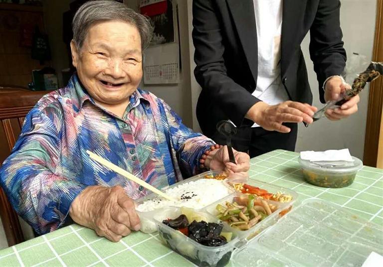 智慧養(yǎng)老托起幸福晚年 蘭州市推進(jìn)“互聯(lián)網(wǎng)+”居家養(yǎng)老建設(shè)(圖1)