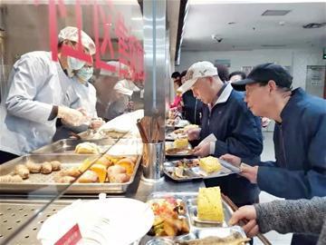 智慧養(yǎng)老飛入尋常百姓家！青島市北有137處居家養(yǎng)老服務(wù)站(圖1)