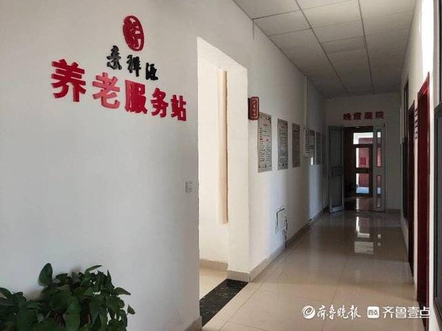 東利社區(qū)智慧養(yǎng)老服務(wù)站解民憂，居民送錦旗(圖2)