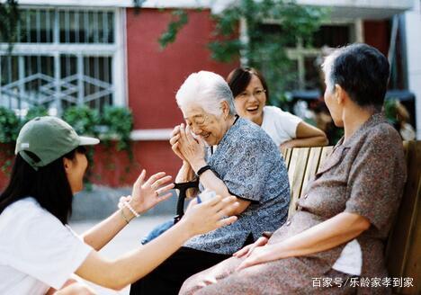 養(yǎng)老院雖好，但家庭照護床位更不賴，新型養(yǎng)老模式，多重選擇(圖1)