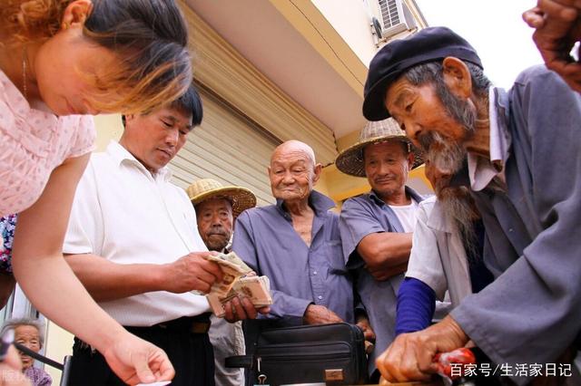 退休老人有福了！70歲老人享受養(yǎng)老金還有高齡補貼，你領取了嗎？(圖2)