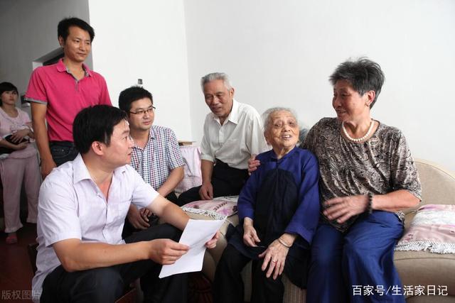 退休老人有福了！70歲老人享受養(yǎng)老金還有高齡補貼，你領取了嗎？(圖3)